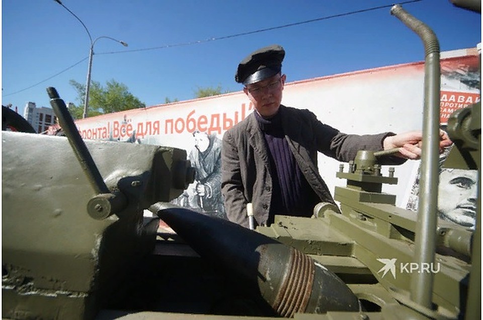 Колонна техники военных лет с артистами движется по улицам Екатеринбурга Фото: Алексей БУЛАТОВ