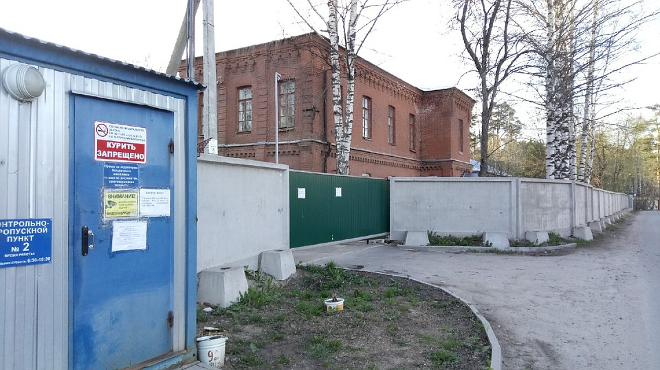 Проходную, выходящую на центральный магазин поселка, закрыли еще 6 апреля Фото: Иван Чухнин