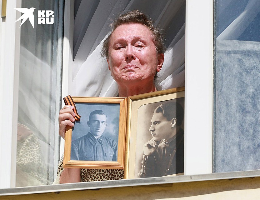 "Праздник со слезами на глазах" в одном из окон Барнаула. Фото: Олег УКЛАДОВ