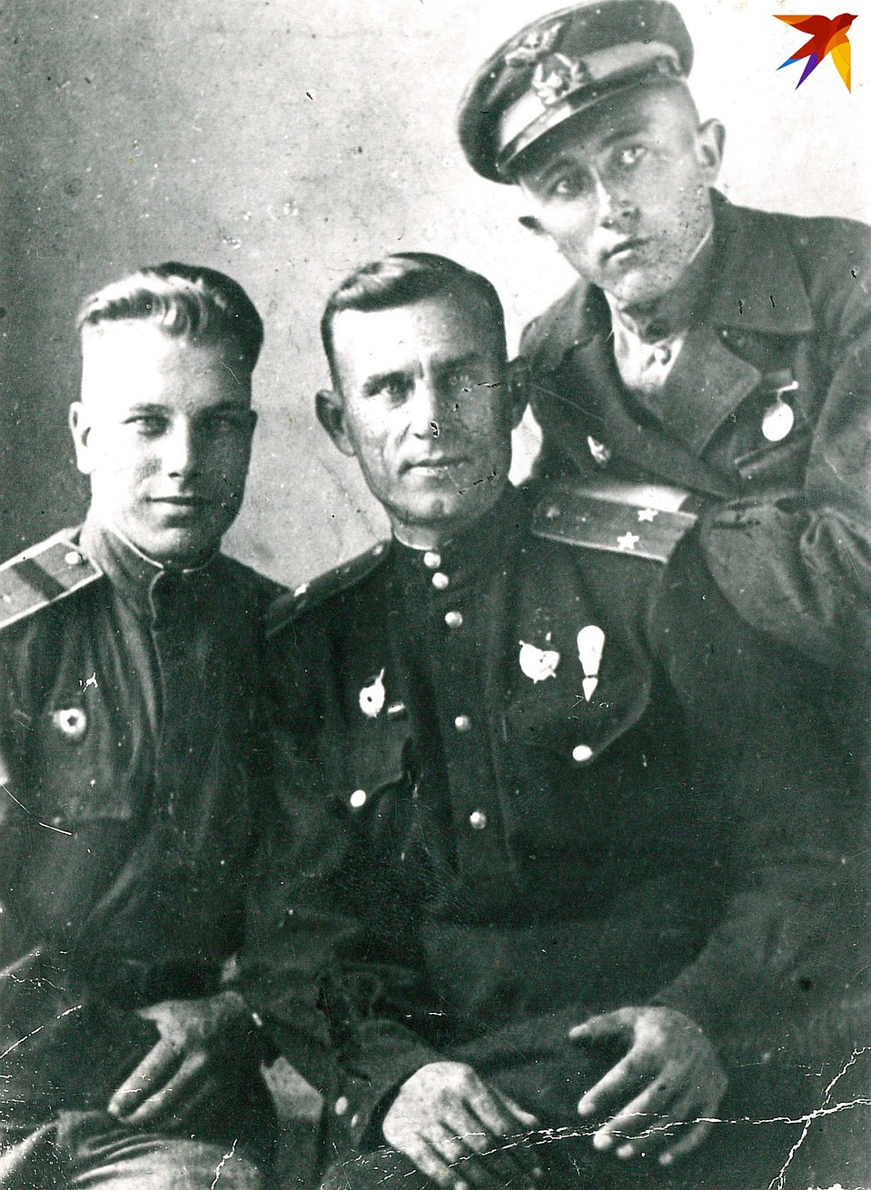 Подполковник Федор Смеянович (на фото в центре) погиб смертью храбрых, на стелле в Новороссийске выгравировино его имя. Фото: личный архив.