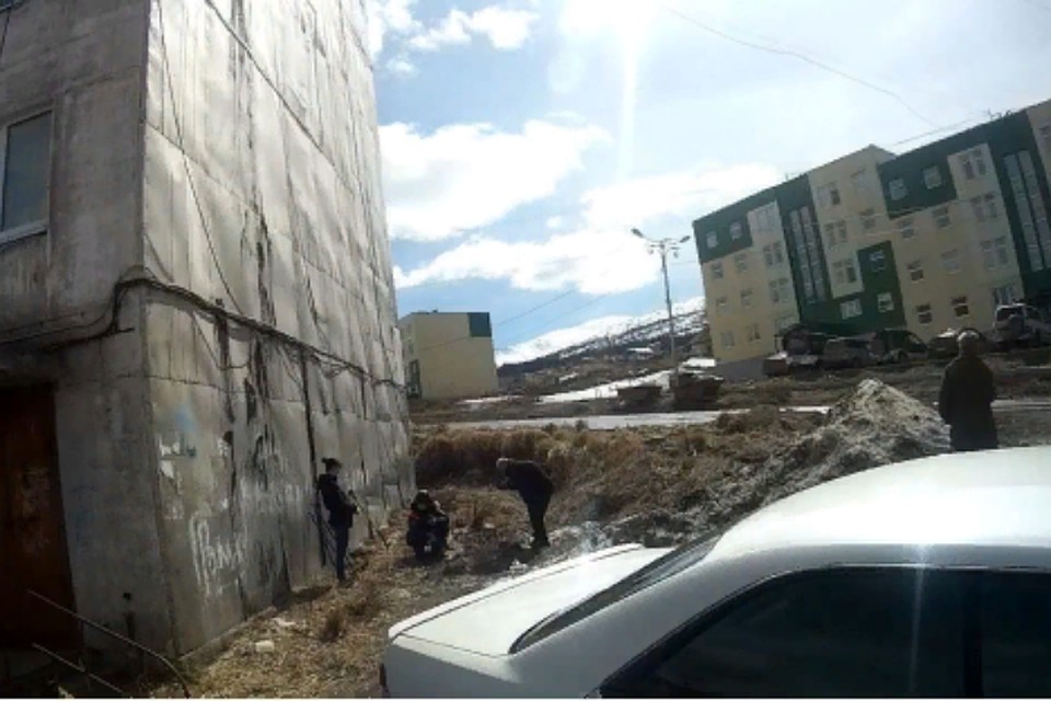 Малыши провалились в щель и оказались в шахте. Фото: ДВРПСО МЧС России
