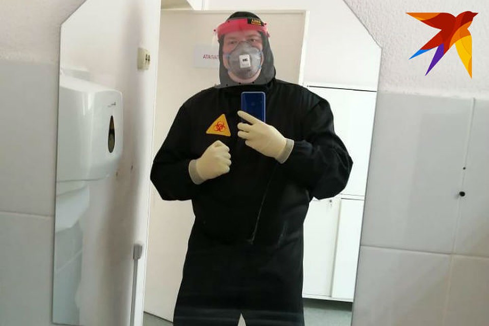 Вот такой необычный, черный костюм надевал Игорь на дежурства - белого нужного размера не нашлось. Фото: личный архив.