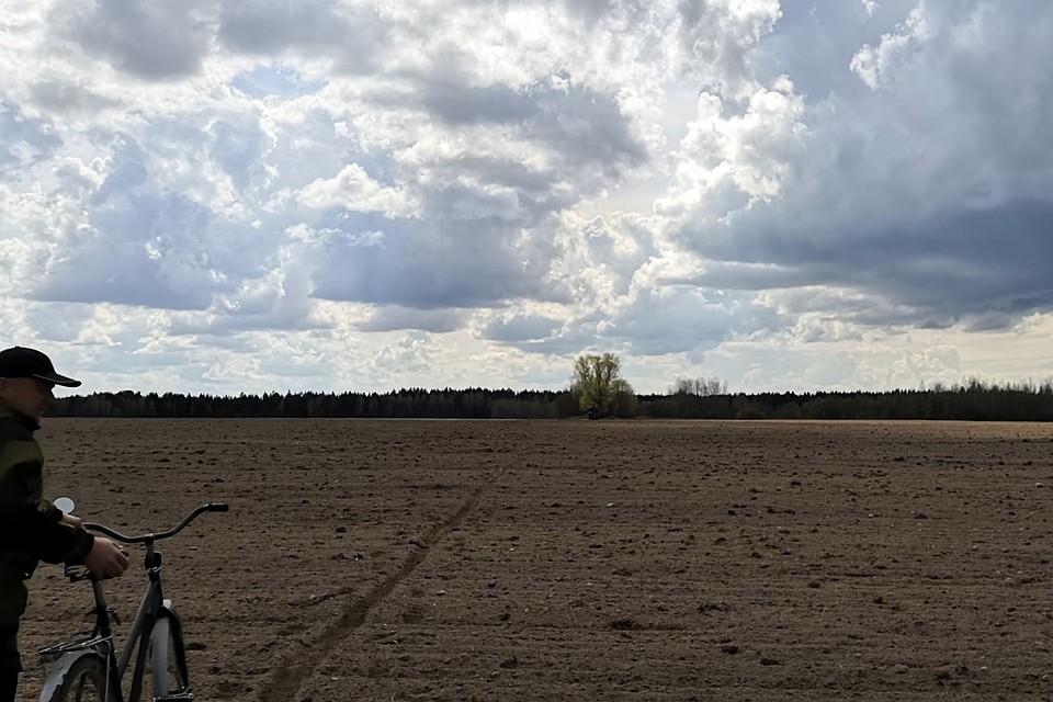 ... Потом дорога заканчивается и путь лежит по полю. Фото: Раиса ЮДИНА