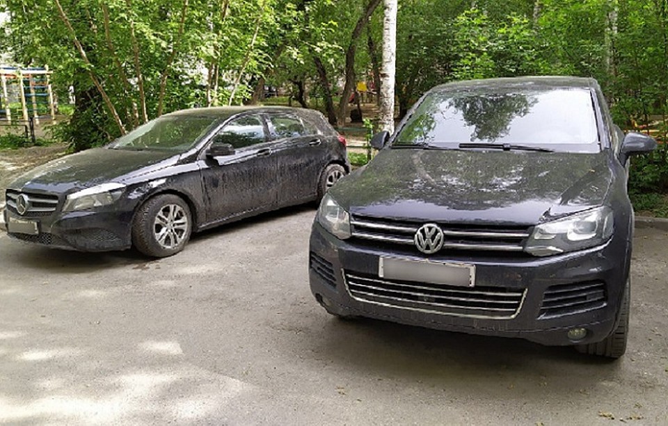 По словам соседей, две эти иномарки принадлежат маме и папе малыша, у которого обнаружили коронавирус Фото: Евгений СТОЯНОВ