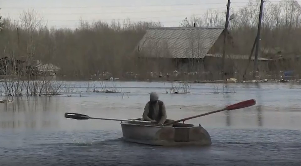 По улицам теперь можно плавать на лодке.