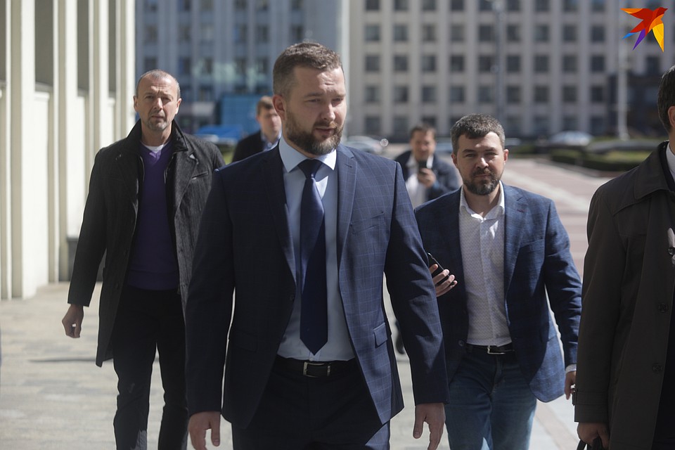 Сергей Черечень подавал документы в окружении соратников. Фото: Павел МАРТИНЧИК