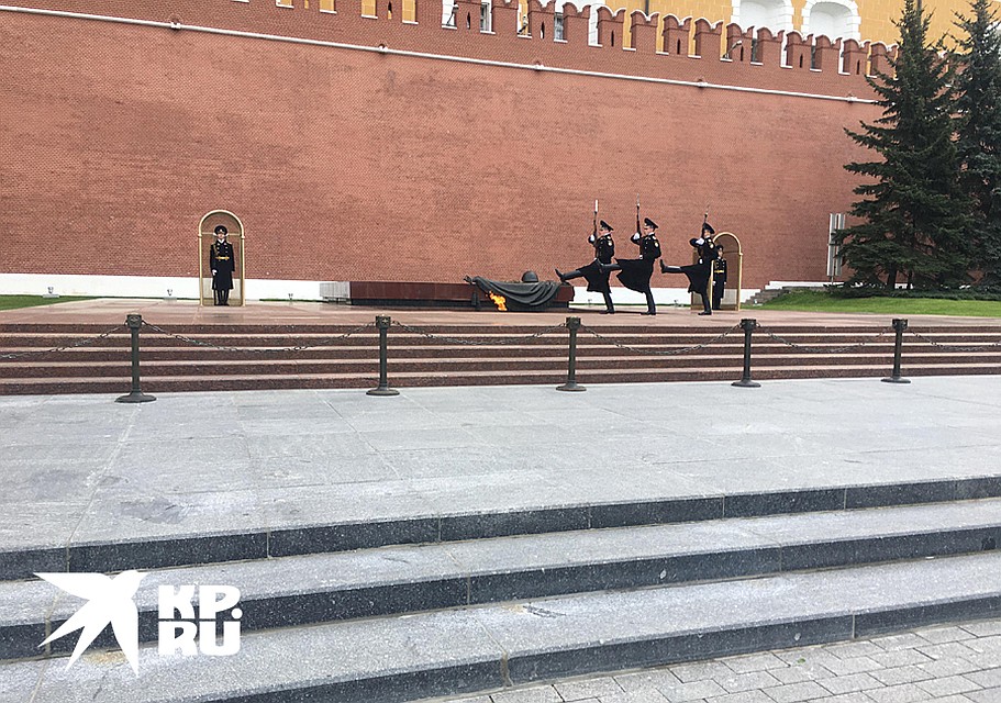 Смена Почетного караула у Вечного огня проходит теперь без зрителей Фото: Павел КЛОКОВ