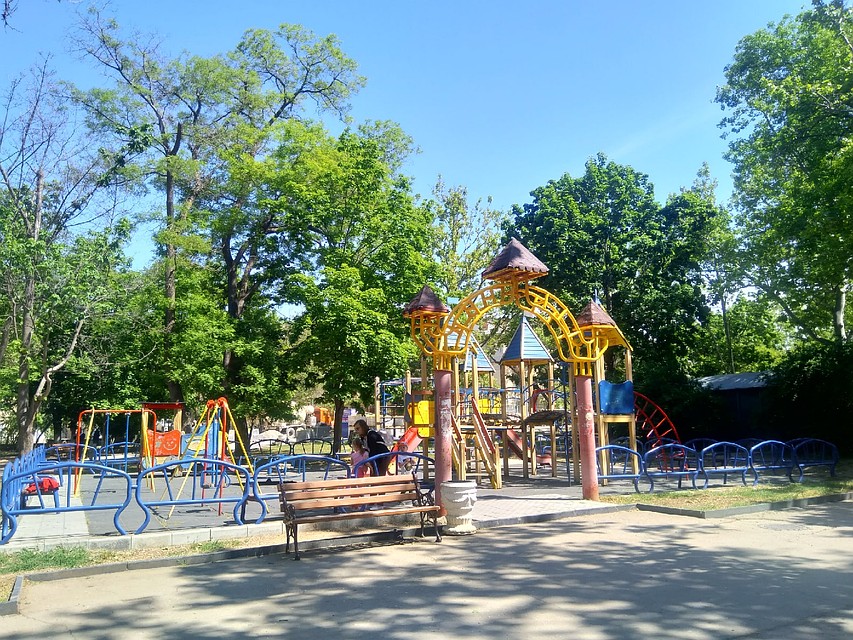 Парк Комсомольский. Мама гуляет с детьми Фото: Петр Шувайников