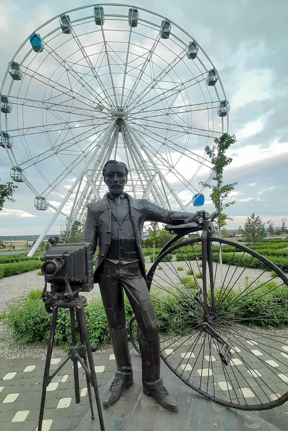 Перед ним - личный стереоскопический фотоаппарат «Полископ, а позади велосипед "Паук". Фото: Екатерина СИМОХИНА