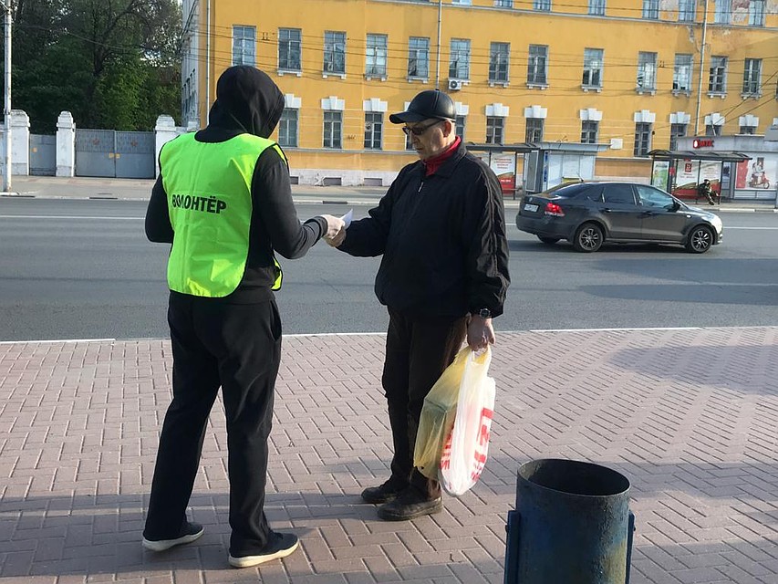Некоторые прохожие доставали из карманов маски и говорили, что обязательно наденут их, когда приедет нужный им автобус.