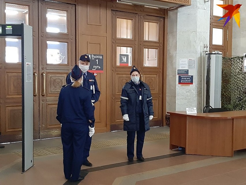 На вокзале за сотрудниками и пассажирами строго следят - сюда без маски не пустят. Фото: Екатерина СИМОХИНА