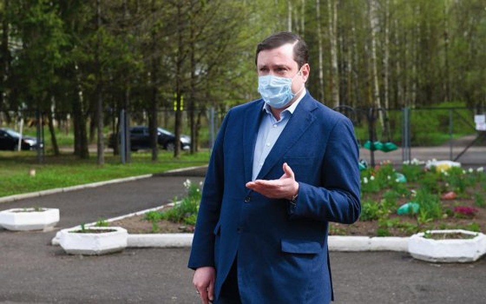 Губернатор Алексей Островский во время рабочего визита в Смоленский район посетил две средние школы - Хохловскую и Пригорскую. Фото: администрация Смоленской области.