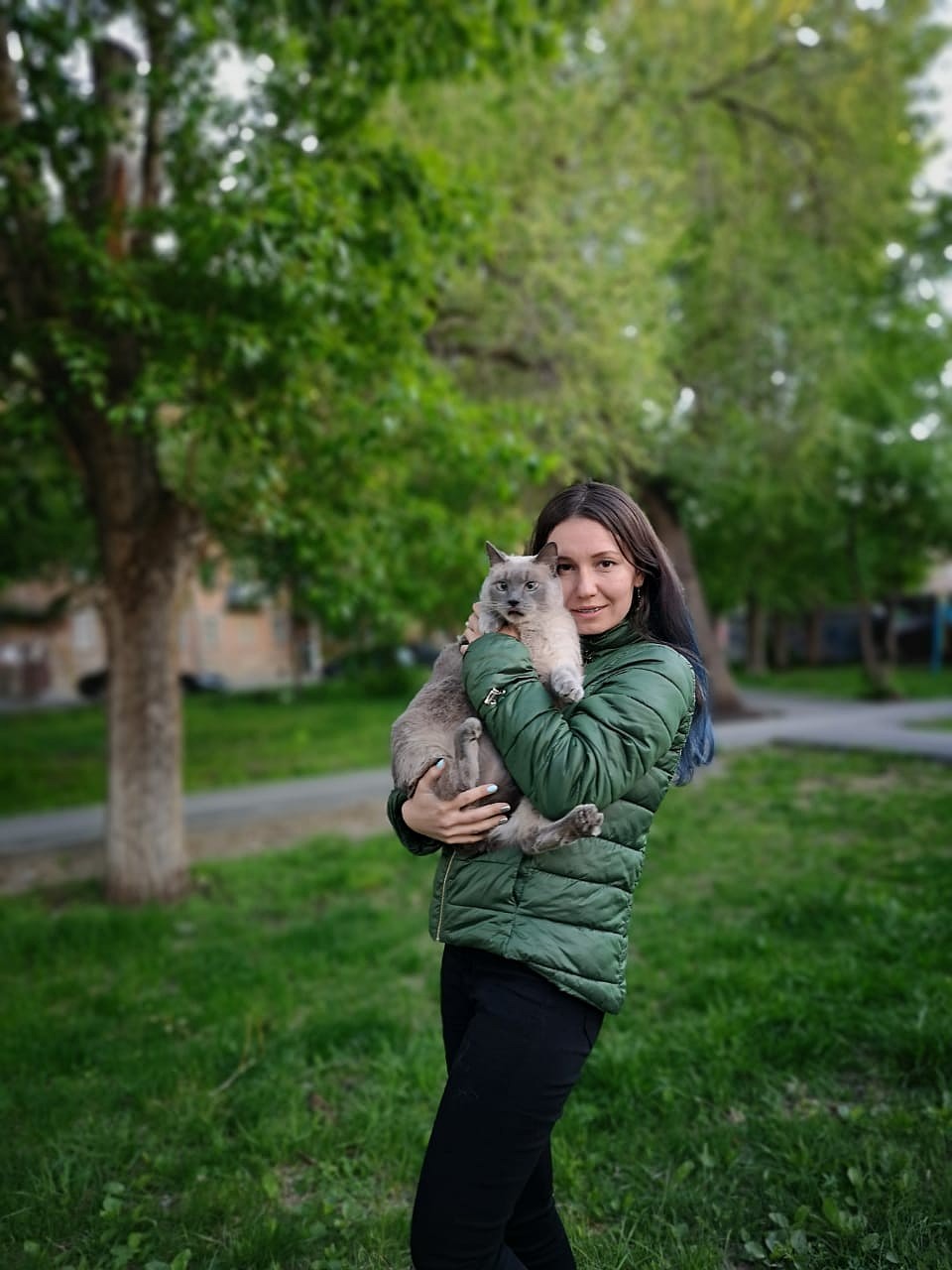 Сибирячка пробовала посадить на диету упитанного друга, но ничего не вышло: котейка обижается. Фото: личный архив.