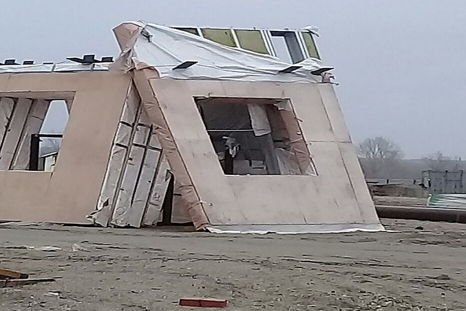 Сэндвич-панели не были закрыты фасадом вовремя, из-за чего они приходят в негодность. Фото: предоставлено дольщиками.