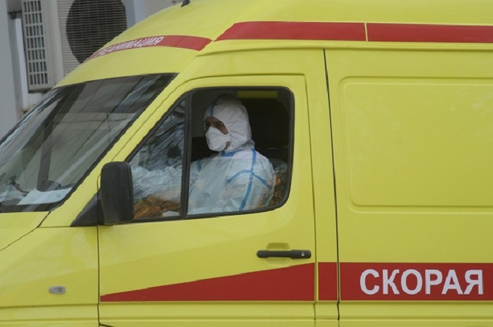 До больницы пациента с COVID доставляют на скорой Фото: Алексей БУЛАТОВ