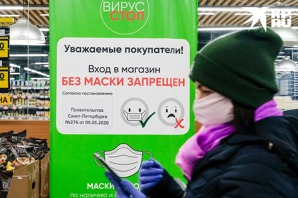 В начале мая магазины, как и любые другие общественные заведения, ввели обязательный перчаточно-масочный режим. Фото: Артем КИЛЬКИН