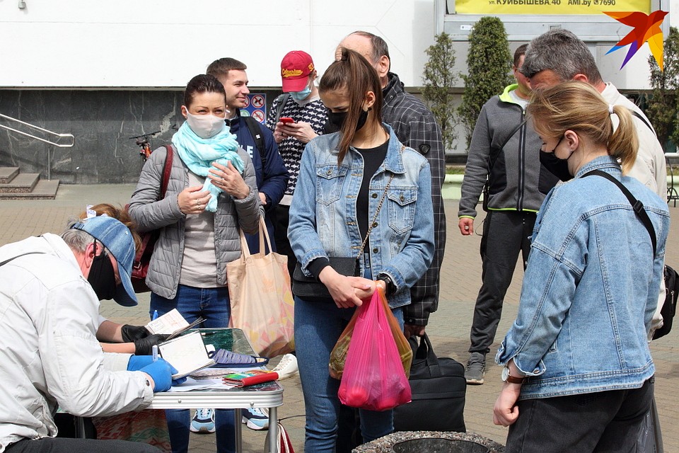 Оставить подпись пришли люди разного возраста. Фото: Святослав ЗОРКИЙ