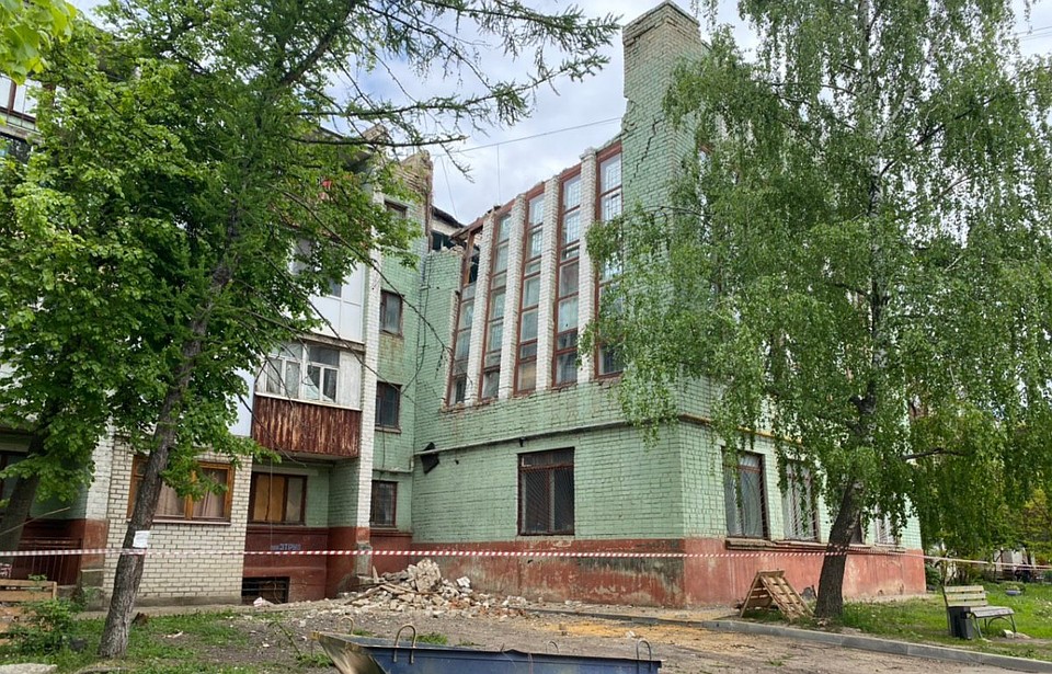 Рухнувшая часть здания - пристройка, в которой находится спортивный зал. Фото: предоставлено Сергеем ЛЕЖНЕВЫМ