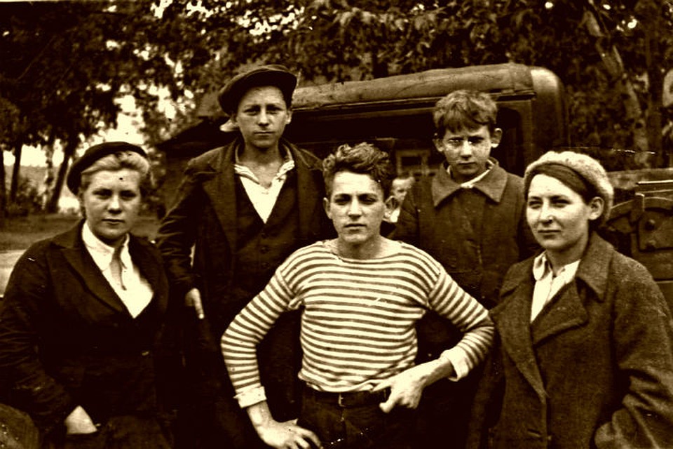 У Лидиной машины (справа налево) Лидия, Петр и Александр Русинов. ФОТО из архива Н.Русиновой