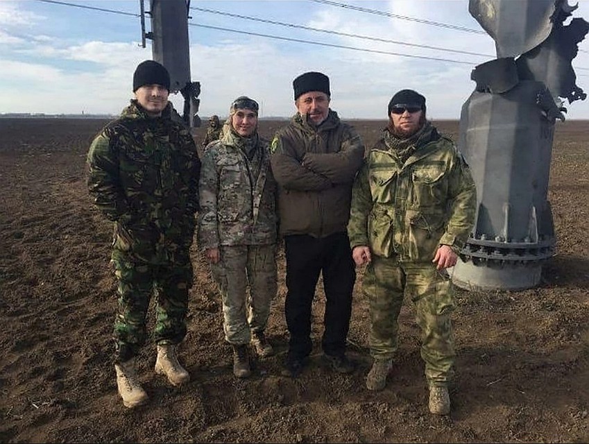 2015 год. В центре - Ленур Ислямов и Амина Окуева. В качестве декораций - взорванные опоры ЛЭП