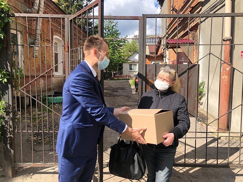 Волонтеры приносят продуктовые наборы и товары первой необходимости нуждающимся