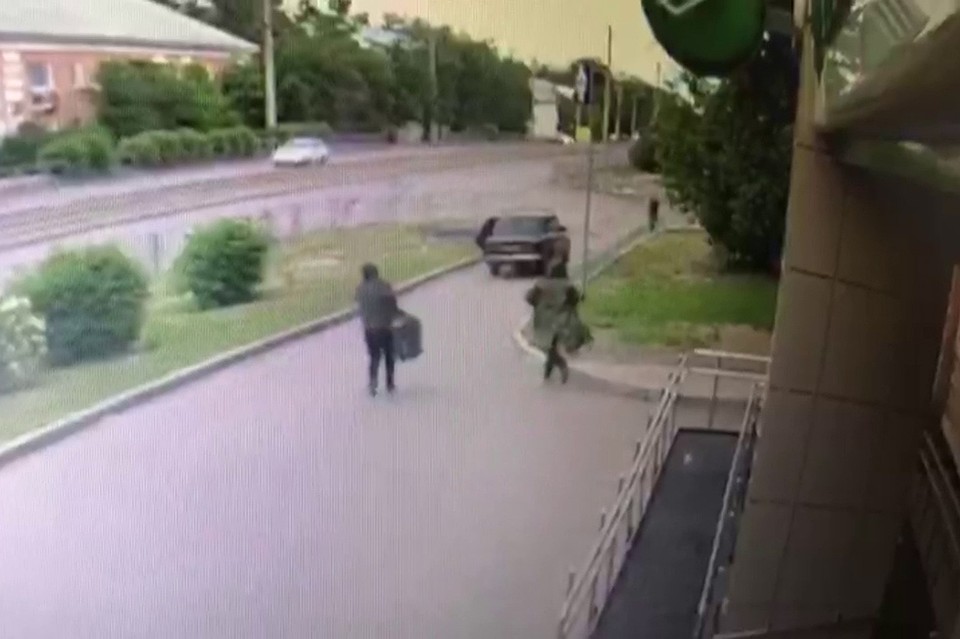 Грабители сели в машину через 20 секунд после первого выстрела Фото: ГУ МВД по Красноярскому краю