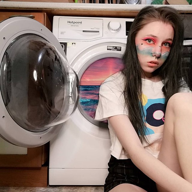 Настя сама делает макияж для всех своих видео. Источник: instagram.com/_nass.ta_/
