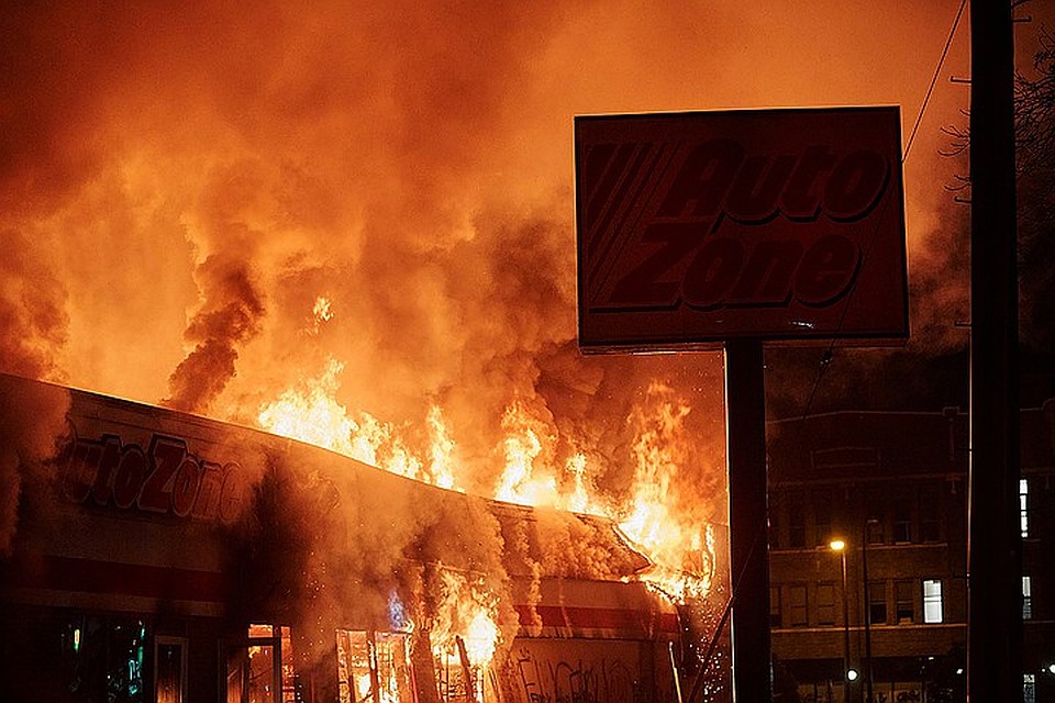В результате ночных погромов многие здания сгорели в огне пожара. Фото: REUTERS