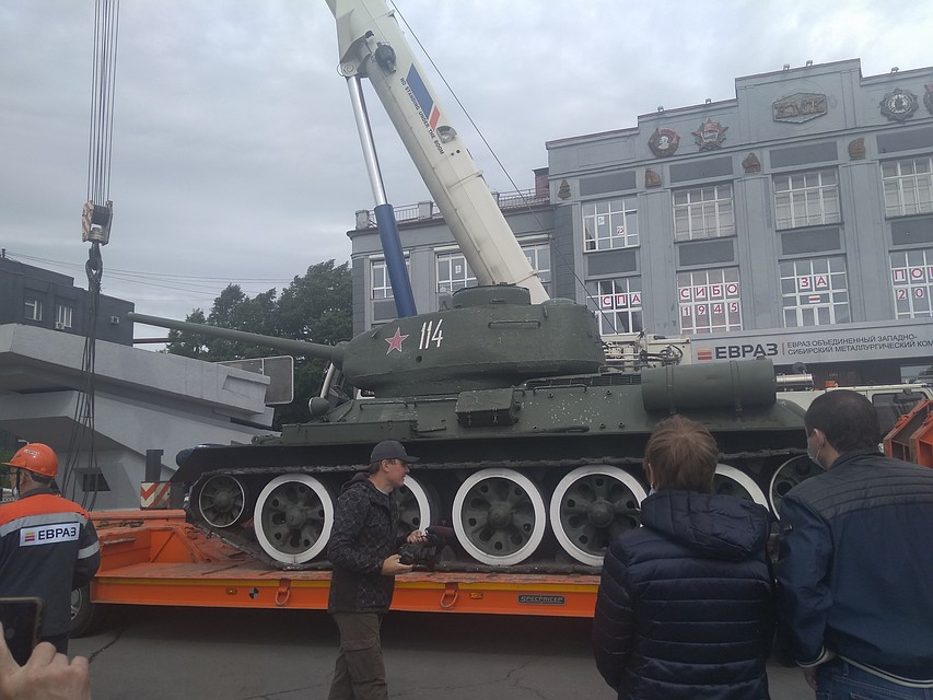 Следы времени на корпусе танка. Фото: Галина ШЕЛГАЧЕВА