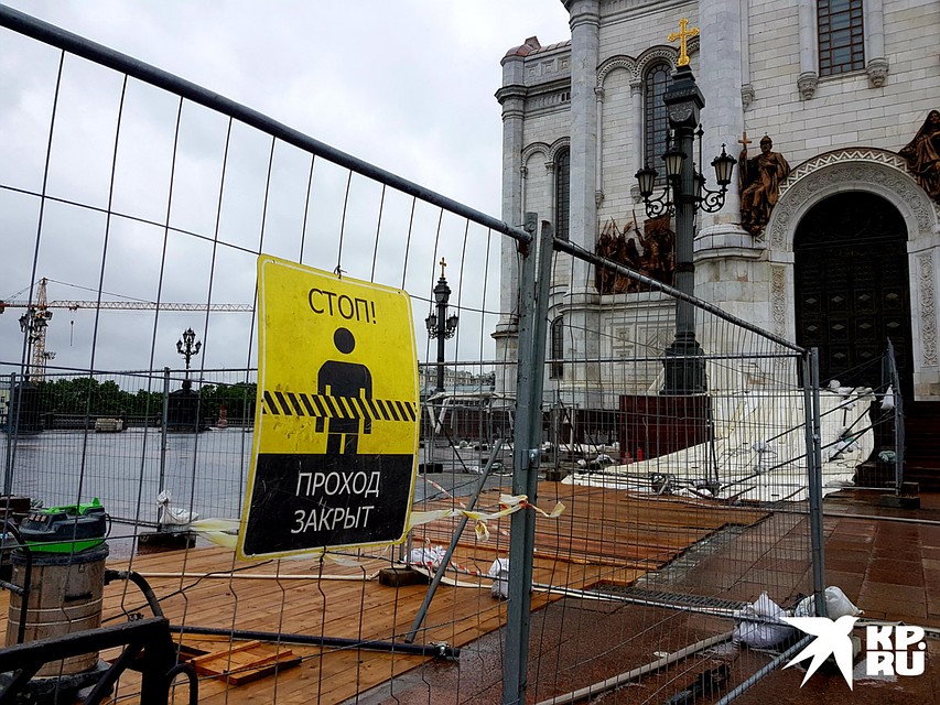 Возле входа не толпились люди. Рабочие продолжали реставрацию территории. Фото: Алиса ТИТКО
