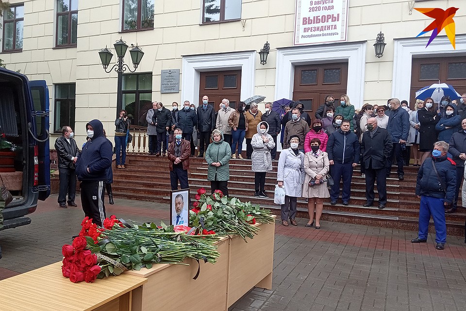 Проститься с Владимиром Куницким пришли коллеги, друзья, ученики, пациенты. Фото: Наталья ПАРТОЛИНА