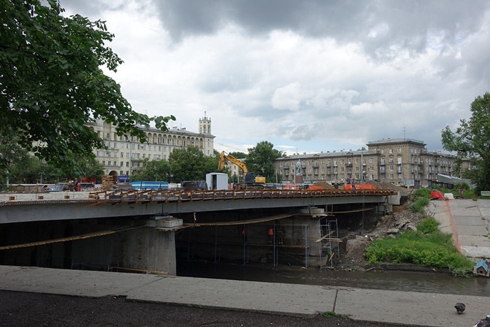 На другой стороне моста уже установлены балки. Фото: Екатерина РОМАНОВА