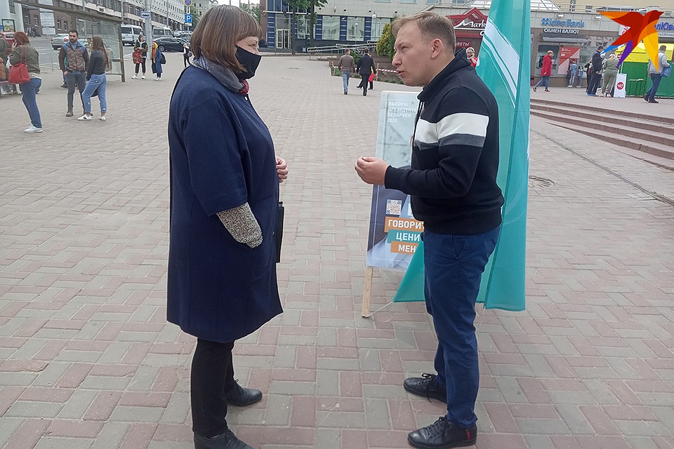 Каждому - персональное "спасибо" за подпись от претендента в кандидаты. Фото: Наталья ПАРТОЛИНА