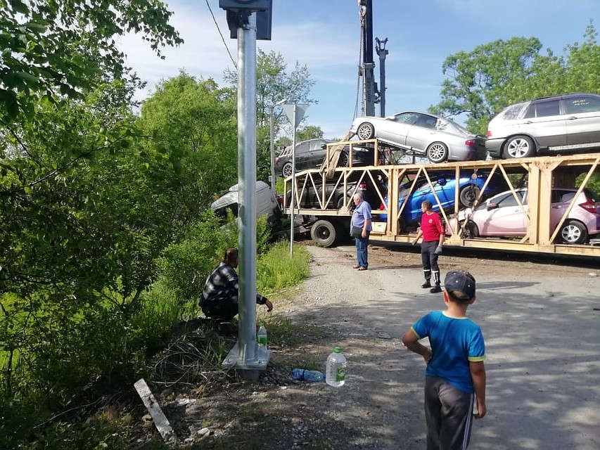 Автовоз съехал в кювет после столкновения с микрогрузовиком