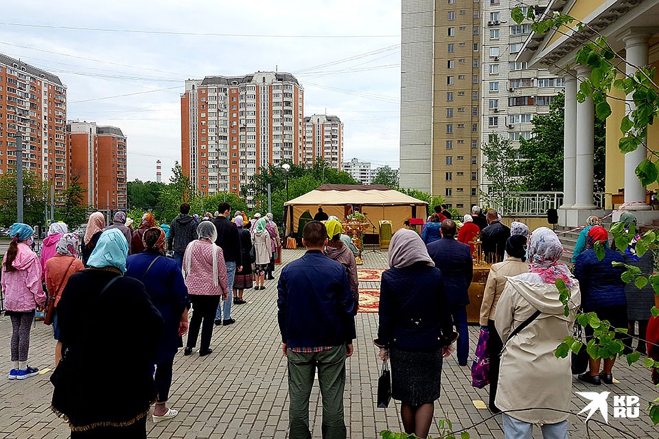 Верующие старались соблюдать социальную дистанцию Фото: Алиса ТИТКО