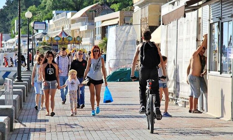 Снятие карантина в Сочи: дистанция на гальке, вместо крема от загара – антисептик. Фото: Константин БРЕДНИКОВ