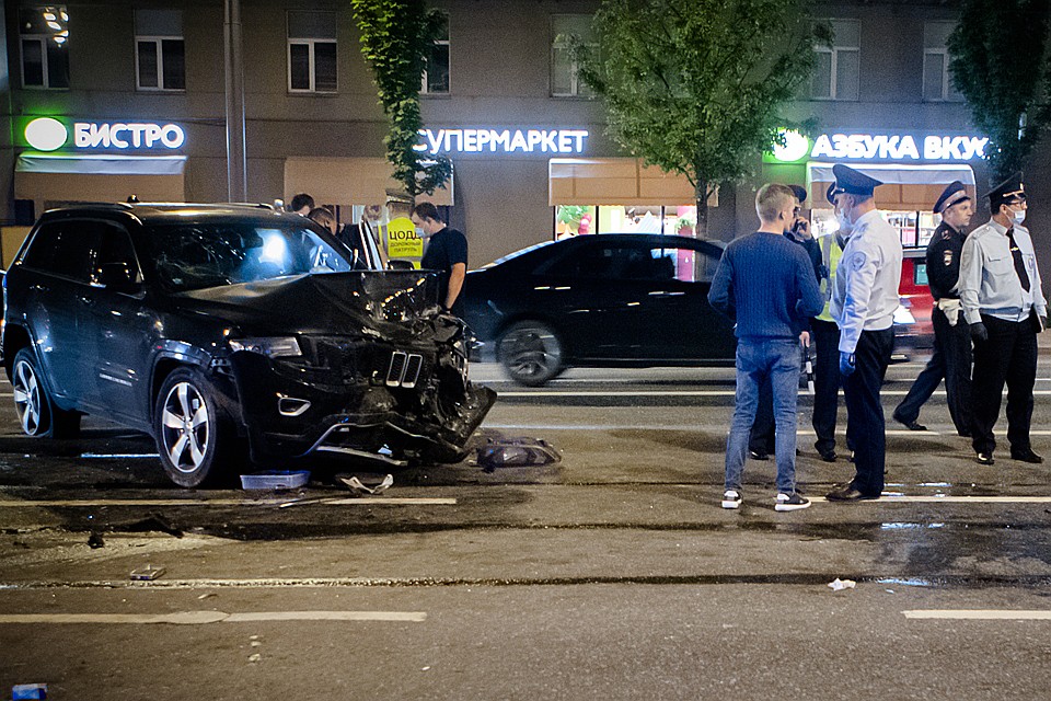 Автомобиль Jeep Grand Cherokee актера Михаила Ефремова на месте ДТП на Смоленской площади. Фото Роман Канащук/ТАСС
