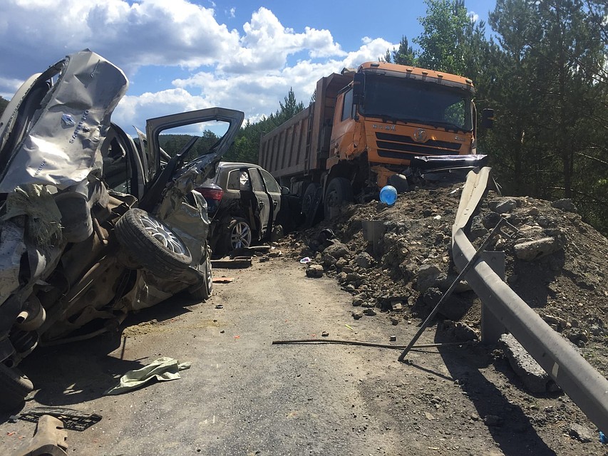 Очевидцы делятся в соцсетях кадрами с места аварии. Фото: vk.com/«Трасса М5 Уфа — Челябинск», Ринат Сагадиев