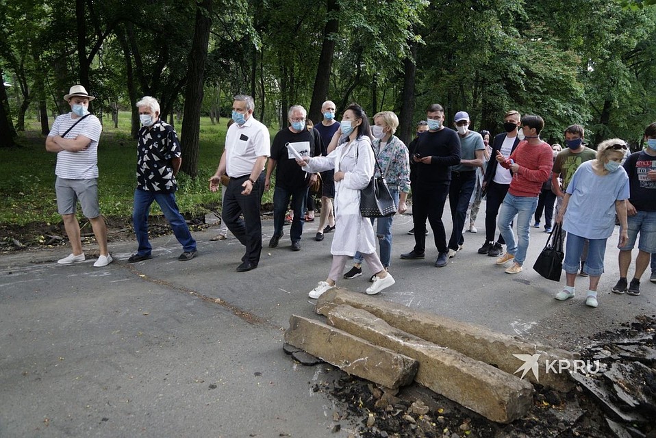 После встречи Глава Верх-Исетского района (в белой рубашке) Андрей Морозов провел общественников и местных жителей на территорию стройплощадки. Фото: Алексей БУЛАТОВ