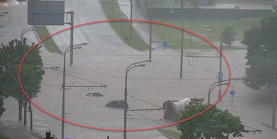 Температура воздуха в столице оказалась на два с небольшим градуса выше нормы, что весьма необычно при таких сильных дождях.Фото: ЦОДД