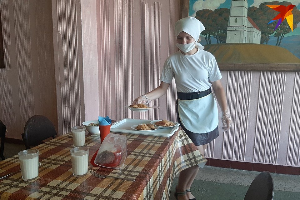 Еду на столы подают дежурные из старших отрядов - девочки в белых фартучках, косынках и защитных масках. Фото: Надежда БУТОВИЧ