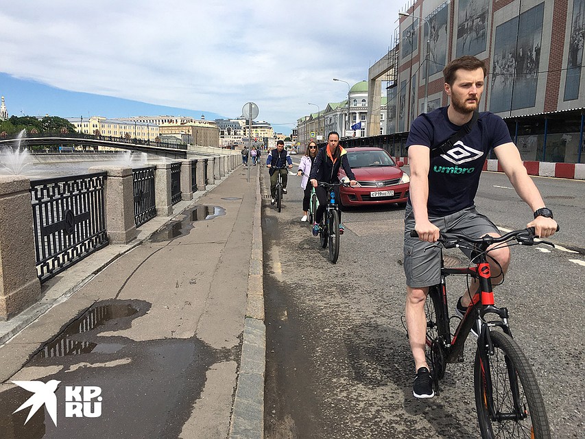 Кадашёвская набережная. Водитель авто терпеливо плетется сзади - и даже не сигналит. Фото: Павел КЛОКОВ