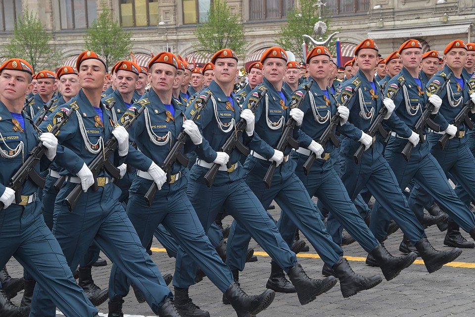 Посмотреть на торжественное шествие большинство горожан смогут только онлайн. Фото: Владимир ВЕЛЕНГУРИН