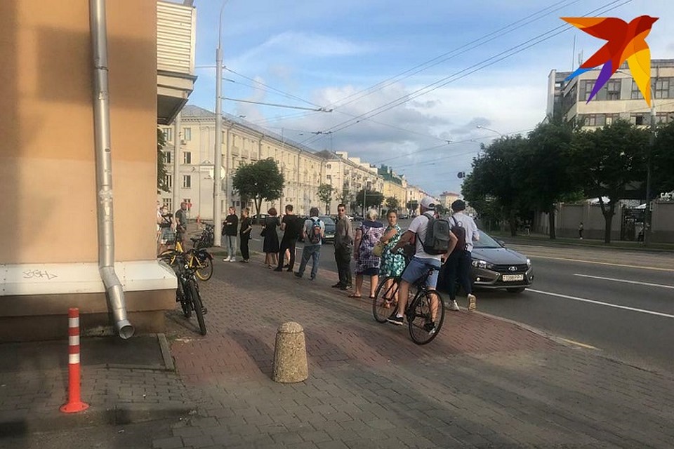 Владельцы заявили о закрытии магазина в связи с проверками - люди выстроились в очередь. Фото: читатель "КП"
