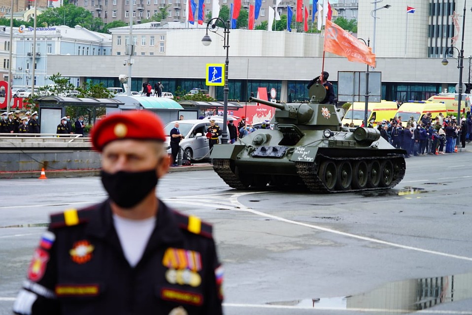 Третий год подряд танк Т-34 открывает парад техники во Владивостоке Фото: Сергей ТАРАСОВ