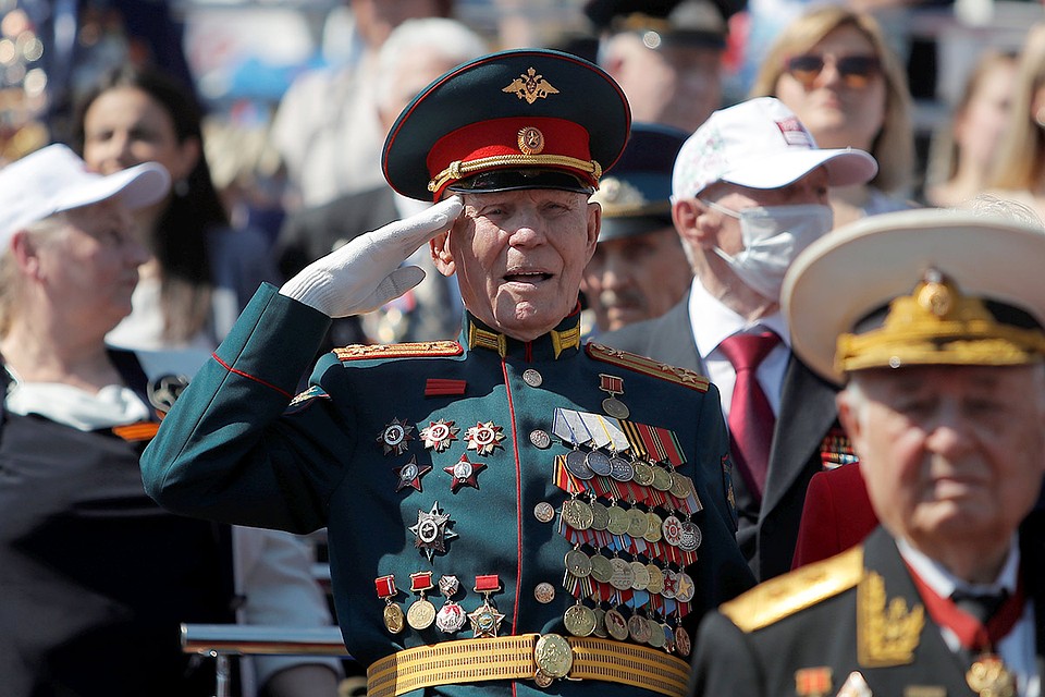 Ветераны на трибуне для почетных гостей. Фото: REUTERS