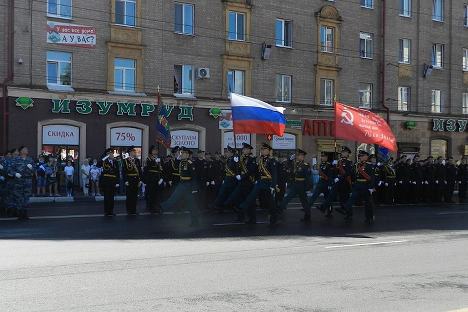На площадь вынесли российский триколор и копию Знамени Победы. Фото: Мария Дедкова