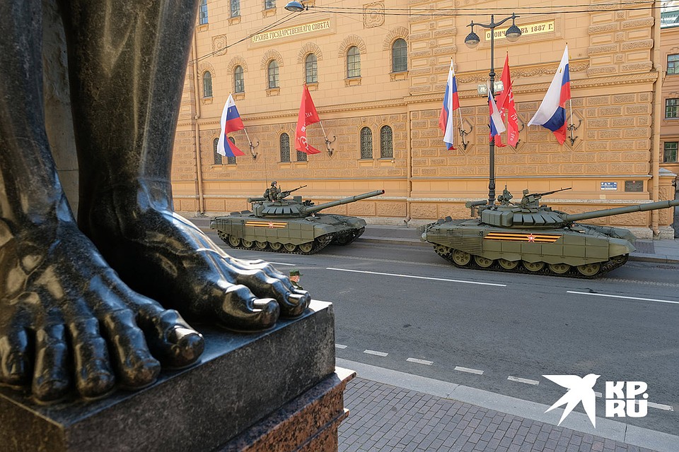 Танки перед началом Парада Победы в Санкт-Петербурге. Фото: Артем КИЛЬКИН