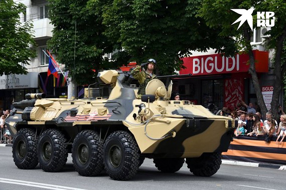 Бронетехника на улицах города. Фото: Виталий ПАРУБОВ