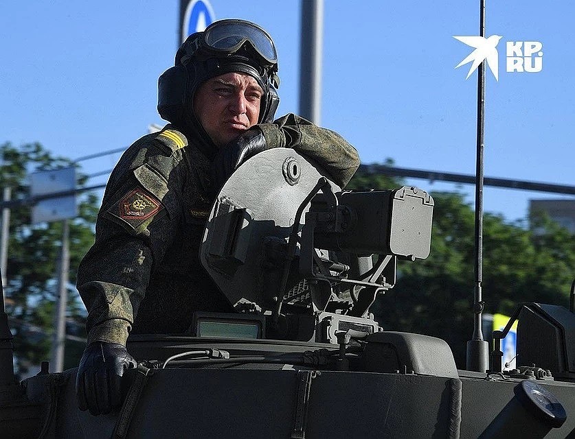 Зрители увидели более 200 единиц военной техники Фото: Михаил ФРОЛОВ